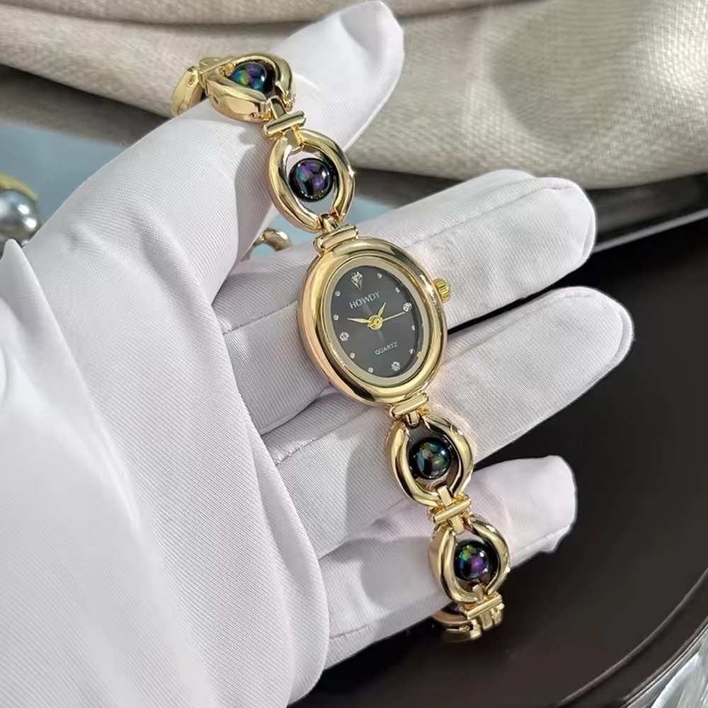 Chic Black Dial Gold Plated Womenโs Bracelet Watch